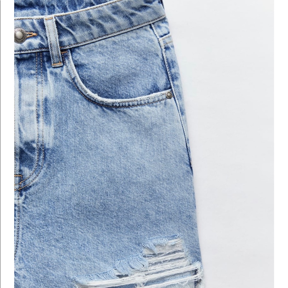 ♥️ Zara High Rise Ripped Shorts - Picture 3 of 7